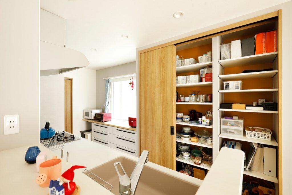 キッチンの後ろにはたっぷりのキッチン用収納と家電スペース。 キッチン収納内部には黄色のクロスを貼り、開けるたびに楽しい気持ちになります。家事を楽しむ一つのヒントです。