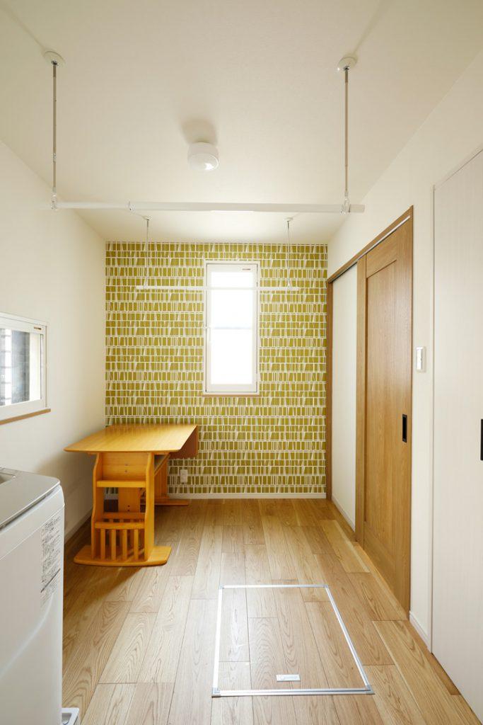 洗面室とキッチンを繋ぐ空間は家事室です。雨の日に洗濯物を干したりアイロンがけしたり、お買い物の荷物を一時的に置いたり、、、と一家に一つ欲しいお部屋です。家事室のおかげでリビングはいつでもすっきり！