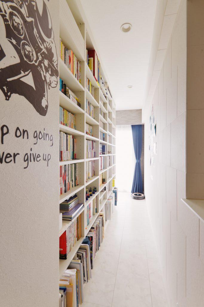 こんなところに大容量の収納が！　時計が映し出されている壁の裏側に当たります。リビング側からは見えない位置なのでリビングの雰囲気を損ないません。