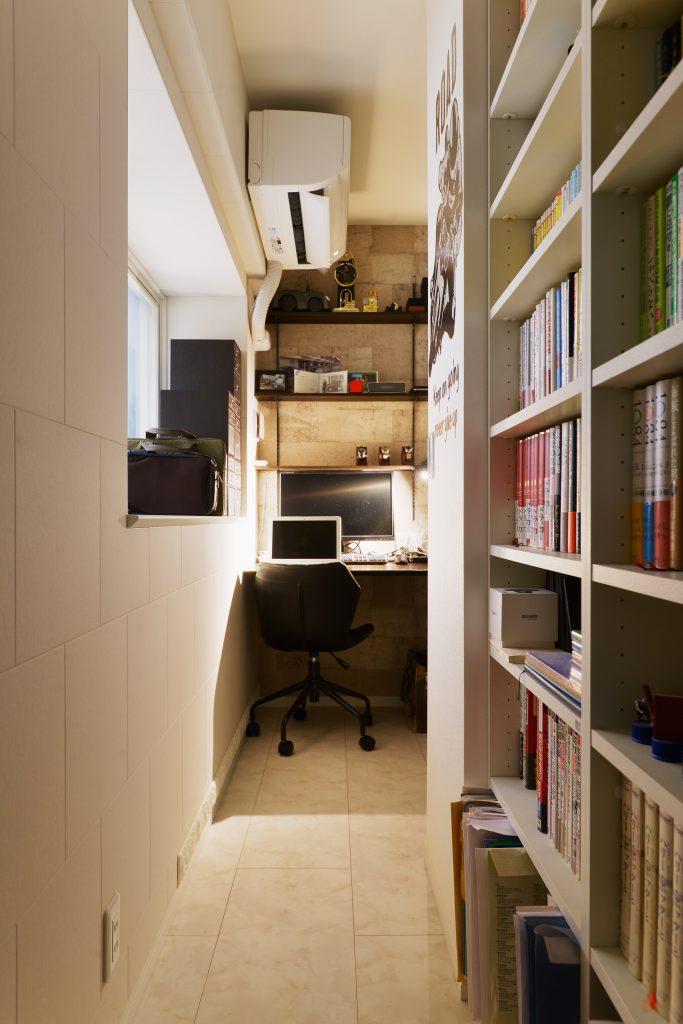 本棚の奥はご主人様のためのワークスペース。お籠りスペースになっているので集中アップできる空間です。
趣味のDVDと本がたくさんしまえる収納を設けました。