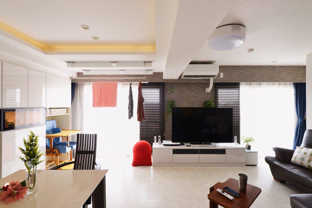 折り上げ天井に間接照明を設けて上質な空間に仕上げています。雰囲気作りにこだわるだけでなく、リビングの窓際に洗濯物を干せるホシ姫を設置して、多機能空間にしています。