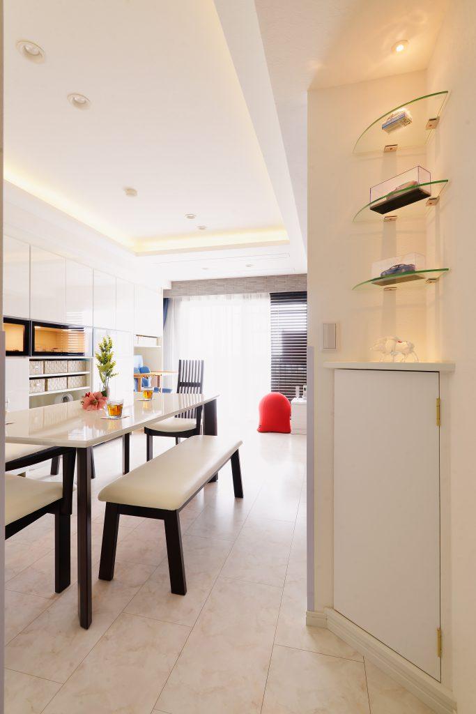 スペースができたリビングの小壁に設けた三角コーナー収納の中は、Wi-Fiなどの通信機器を収納。配線をすっきり隠せて便利です。