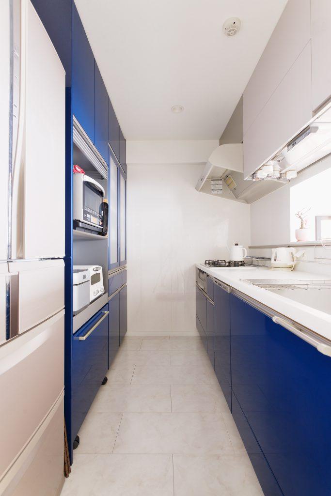 新宿のトクラスショールームで一目惚れした配色のキッチン。鏡面の扉が素敵です。