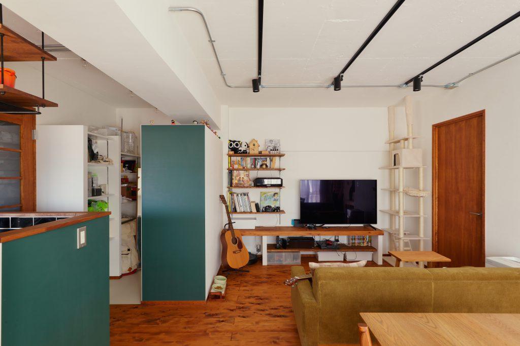 天井は躯体表しで配線のダクトもあえて見せるように。
深緑の落ち着いたトーンの塗り壁もこだわりのひとつ。黒板のような緑を再現。