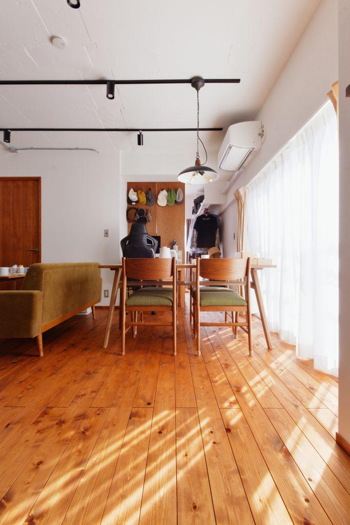 無垢床は光が差し込む様も美しく。