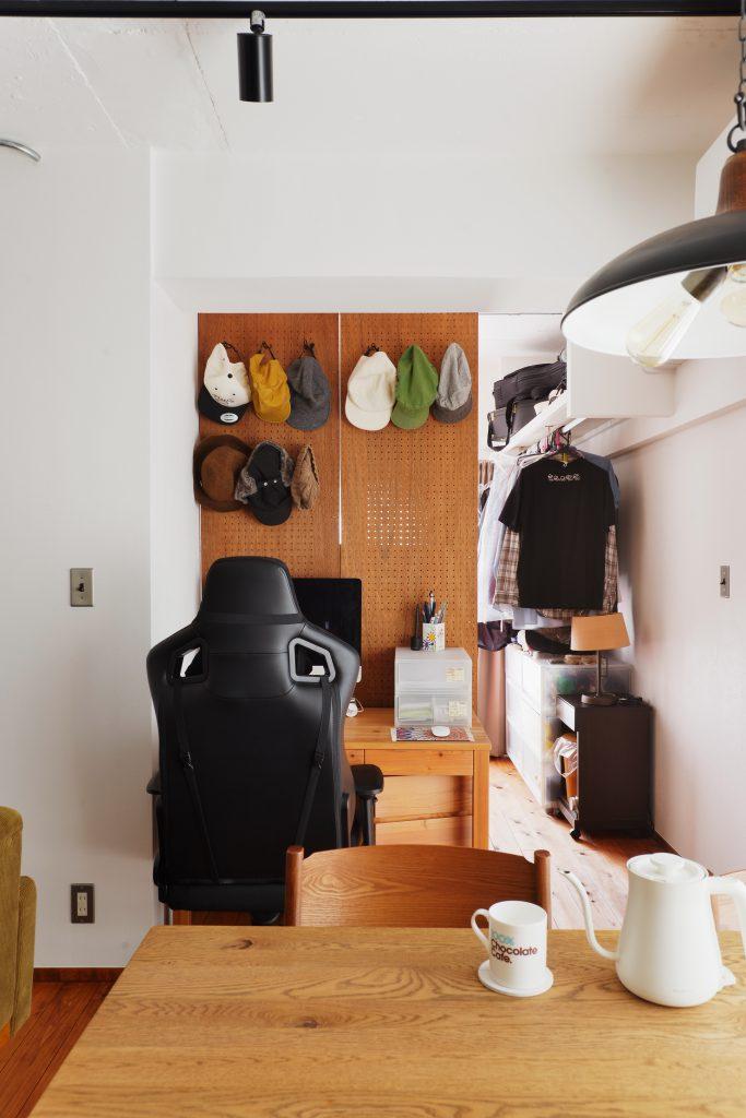 2×4とホームセンターで買った有孔ボードで間仕切りを造作。突っ張り式で移動もできます。帽子が程よいインテリア。