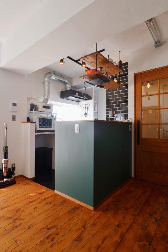 名古屋モザイクの黒いタイルが空間をかっこよく引き締めています。