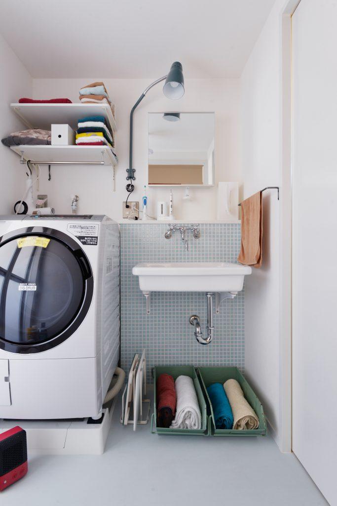 こんな気持ちの良い洗面室だと、気分も上がります。施主様セレクトの小物はセンス抜群。