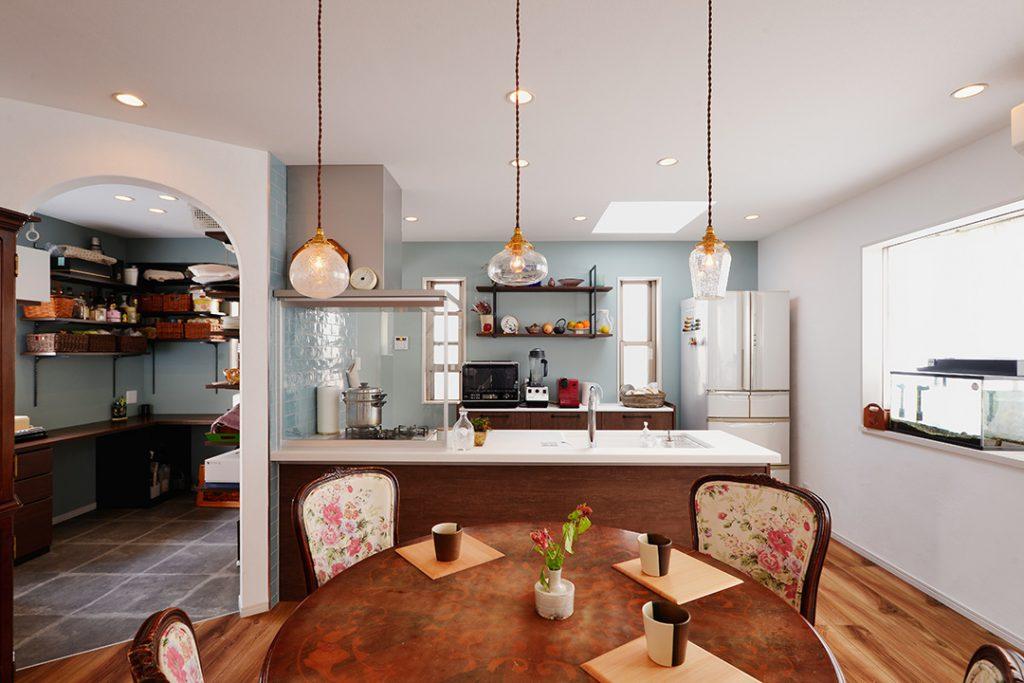 柔らかい印象のブルーのタイルが印象的なLDKです。