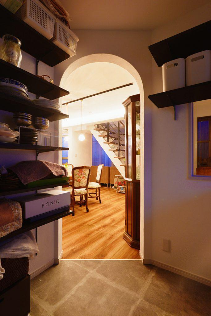 パントリー開口部はアールを付けて印象的に。