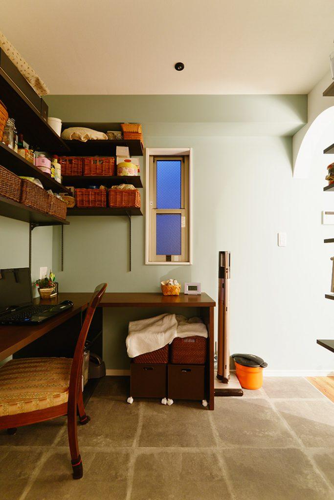 広いパントリーの中はキッチン収納はもとより、デスクカウンターも設けて家事コーナーや在宅ワークにも活用できます。