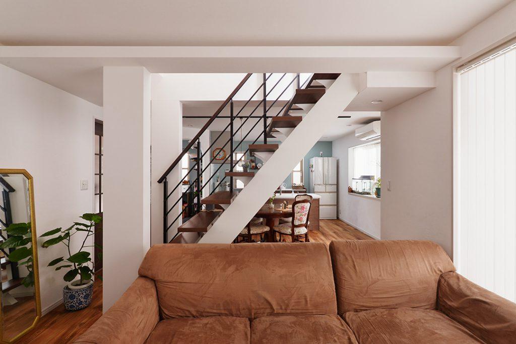 スケルトン階段を通して見えるキッチンのタイルが素敵です。