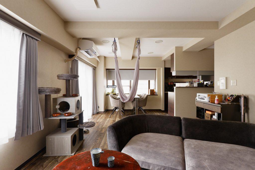 リビングに設置したハンモックは視線を集めるフォーカルポイントとしても効いています。