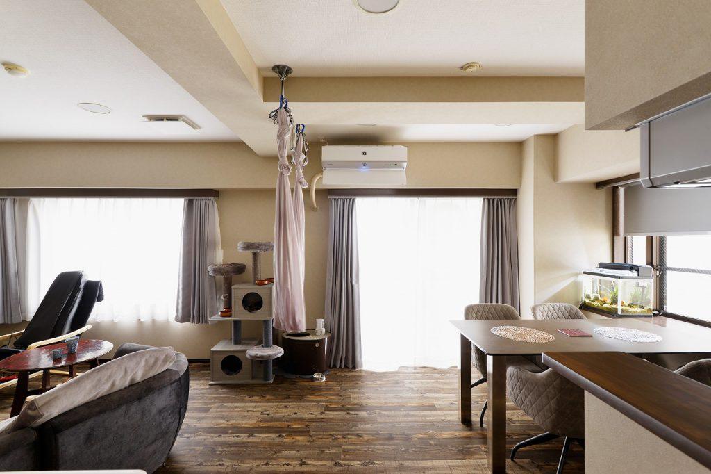 床はフロアタイルを選択。掃除しやすいだけでなく、色あい・柄も豊富で好みの空間創りには大活躍の素材です。