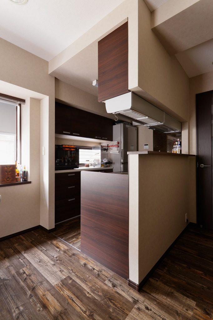 キッチンはあまり生活感を出さず、コミュニケーションも良いスタイルに。