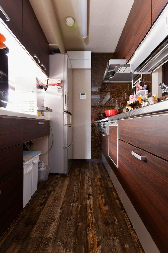 窓のあるキッチンで明るさも充分。シックな色合いのキッチンとの相性も抜群です。