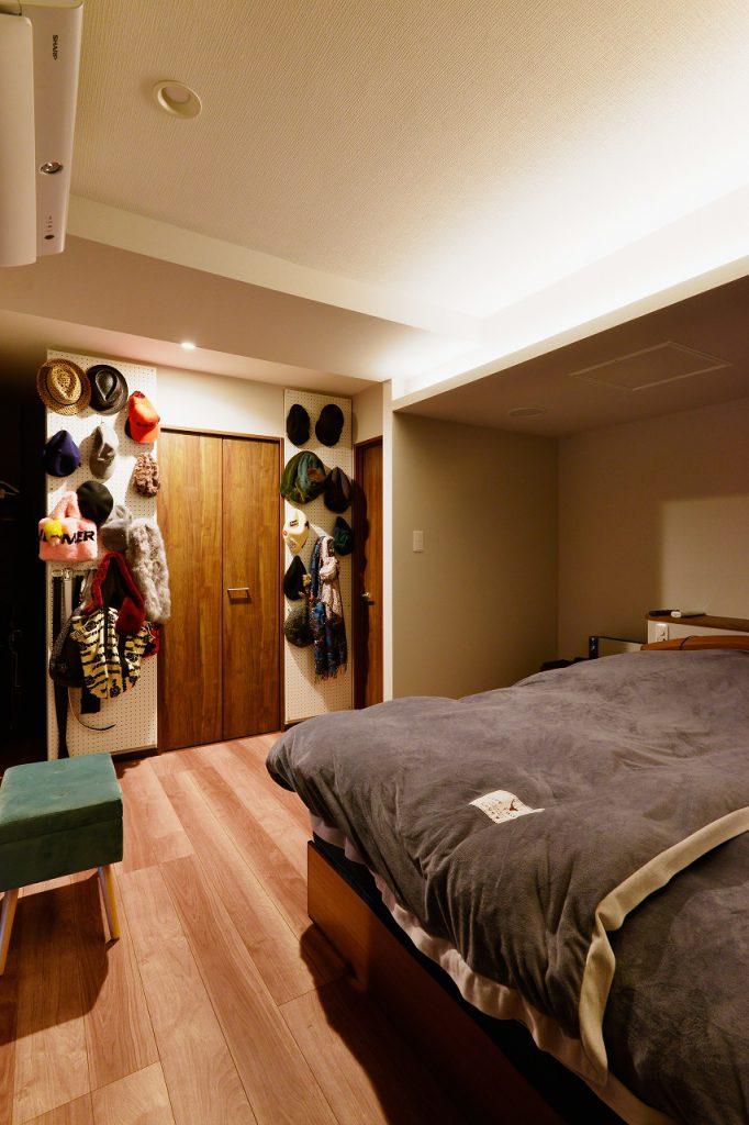 たくさんの帽子をお持ちの施主様ご夫婦。好きなものは眺めながらしまえるようにと、収納入口の壁面は有孔ボードで仕上げました。とても気にっていただけて、もっと広くすればよかったと嬉しい感想も頂きました。