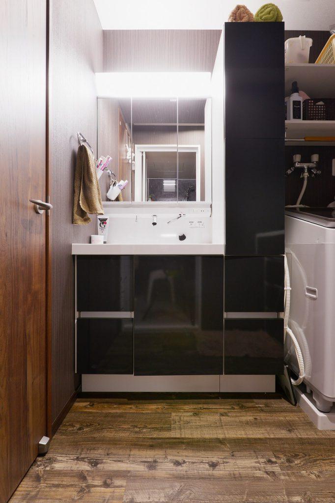 シックな洗面室です。