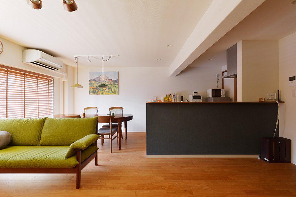 奥まっていたキッチンは移動して対面式へ。ダイニングを横並びにすることで配膳など動線が短くなりました