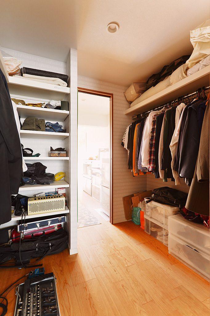 キッチンから収納を通り抜けて寝室に至るウォークスルークローゼット。洋服収納だけでなく棚も造り、ライフスタイルとモノに合わせた使い勝手の良い収納です。