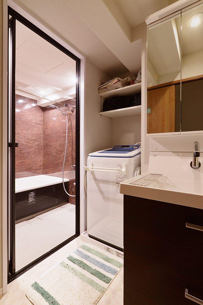 浴室ドアは全面ガラスのホテルライクな仕様に。毎日がリゾートになります。