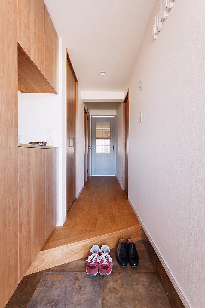 玄関框は斜めに切ることで広く感じさせる効果があります。