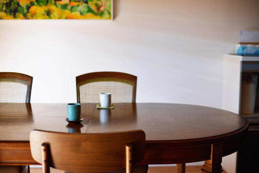 おじい様・おばあ様が長く使っていたダイニングテーブル。新しくなったお住まいに居場所を得て、以前よりもっと素敵に見えるようになったんだとか。