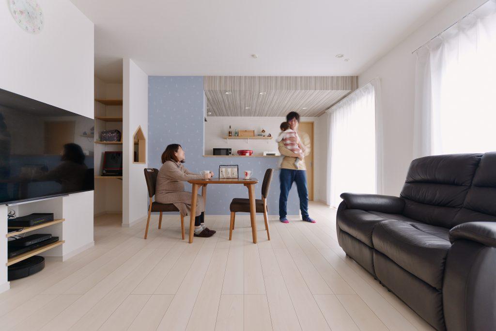 写真正面はご夫婦の大好きなムーミンのクロス。優しいブルーを基調にした居心地のいい空間です。LDKは床暖房も入れてほんわかと温かく結露もしにくい空間になりました。