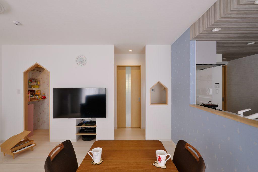 2つの家形の開口は収納とワークスペース。リビングはご主人さまの一番のお気に入り場所です。壁かけTVは配線が見えないような工夫が満載です。