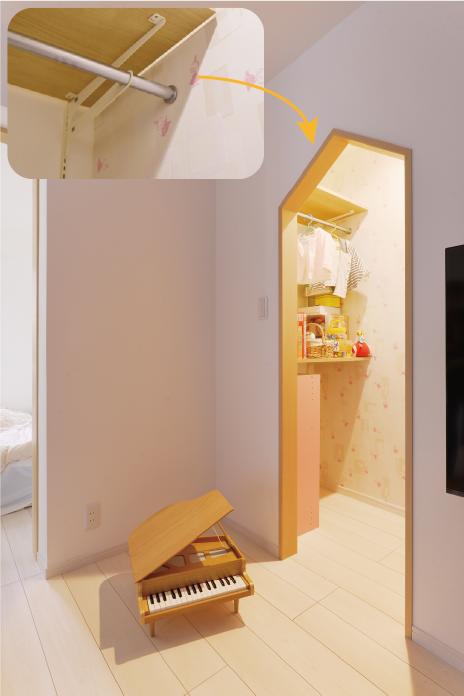 こちらはリビングのミニ収納。棚もハンガーパイプも高さを動かせるように設計されていて、お片づけや着替えに意欲が出てくる時期にはお子様の背の届く高さに変えてあげられるようにしています。自分でやる！を覚えてもらえる住まいのアイデアです。