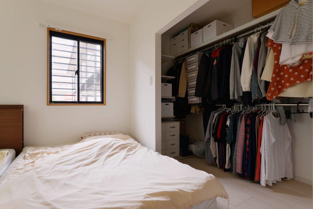 長い期間家族4人が一緒の部屋で寝られるようにダブルベッドは2つ置きたい！そのためクローゼットにあえて扉を付けないことでスペースを有効活用しました。