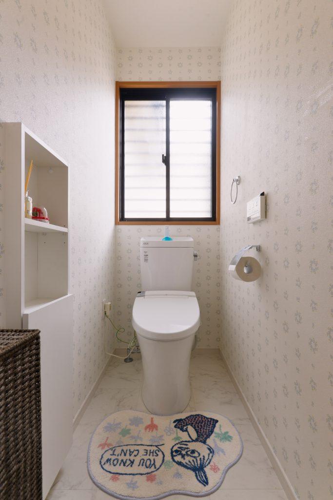 大きな窓があるため棚を付けることができませんでした。そこで考えたのがサイドの壁の埋め込み収納。明るさもばっちり、邪魔にもなりません。