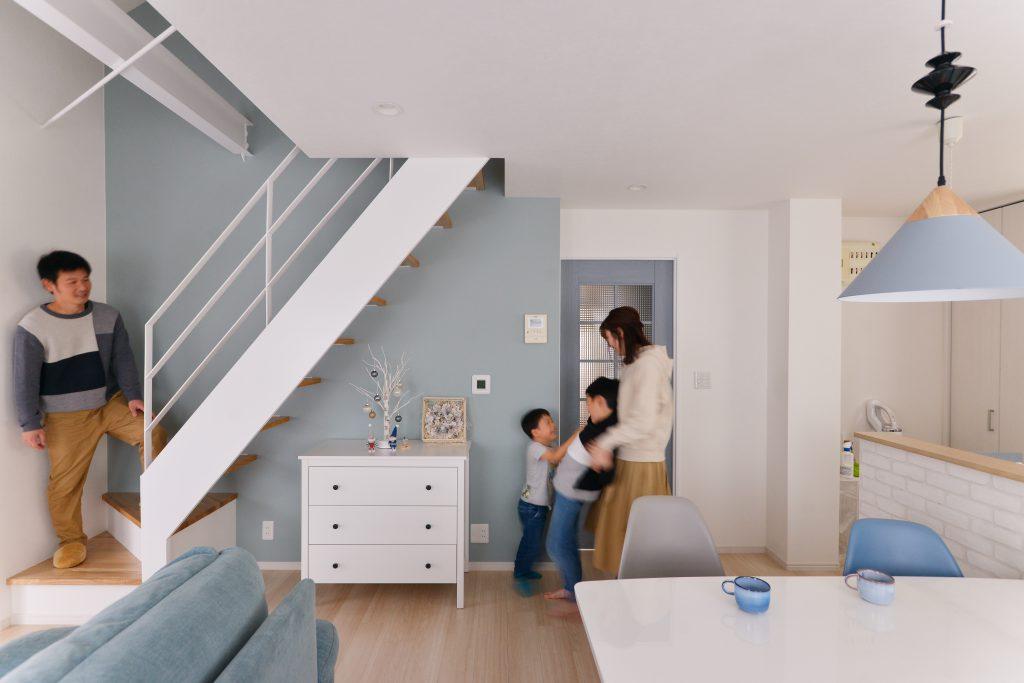 奥様の好きなブルーグレーをテーマカラーにしました。