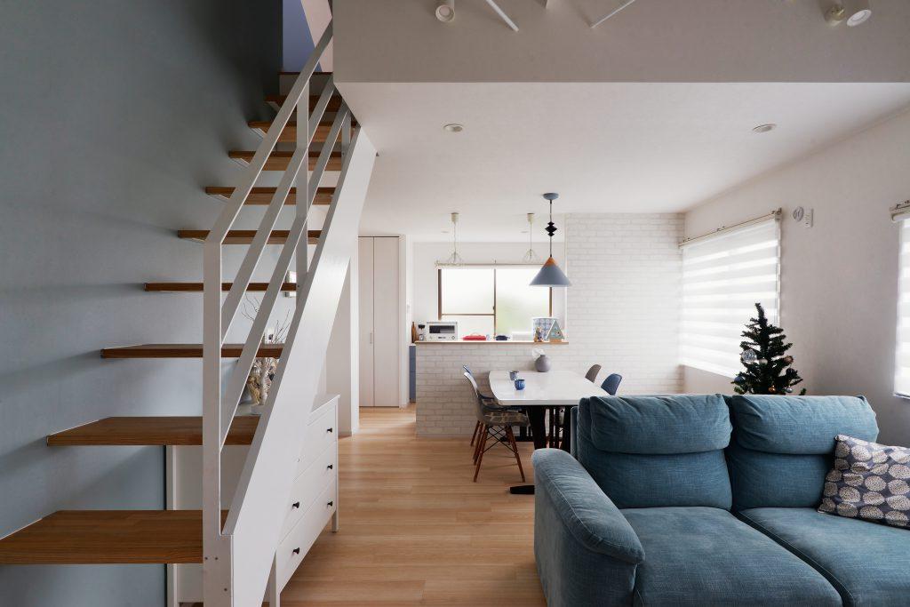 階段・手すり・腰壁も素通しにすることでより広く感じられる空間に。