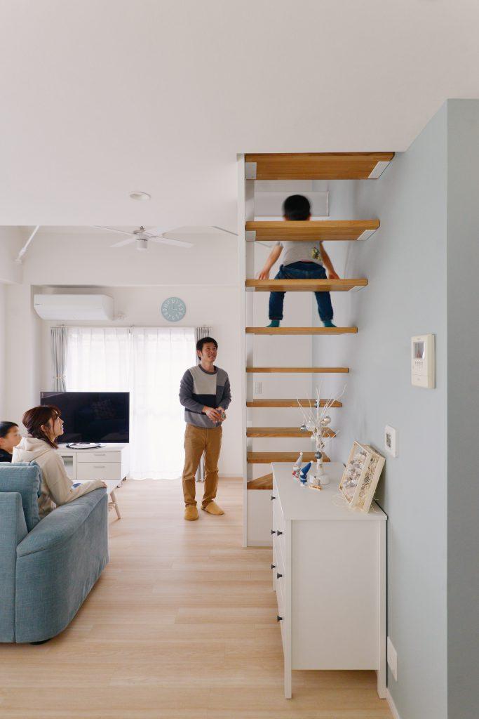 スケルトン階段でより広く感じられます。お子様にも大人気！お友達に自慢しているんだとか。