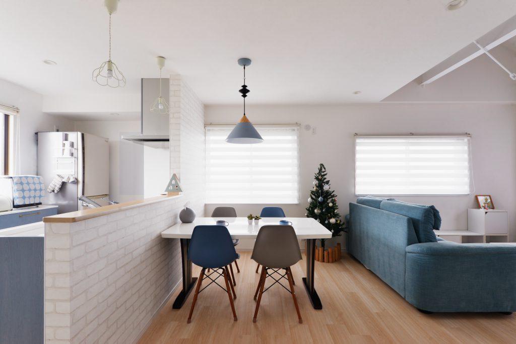 以前はダイニングとリビングとに分かれていましたが、キッチンを移動して一体感のあるLDKになりました。センス抜群の施主様チョイスのインテリアも光ります。