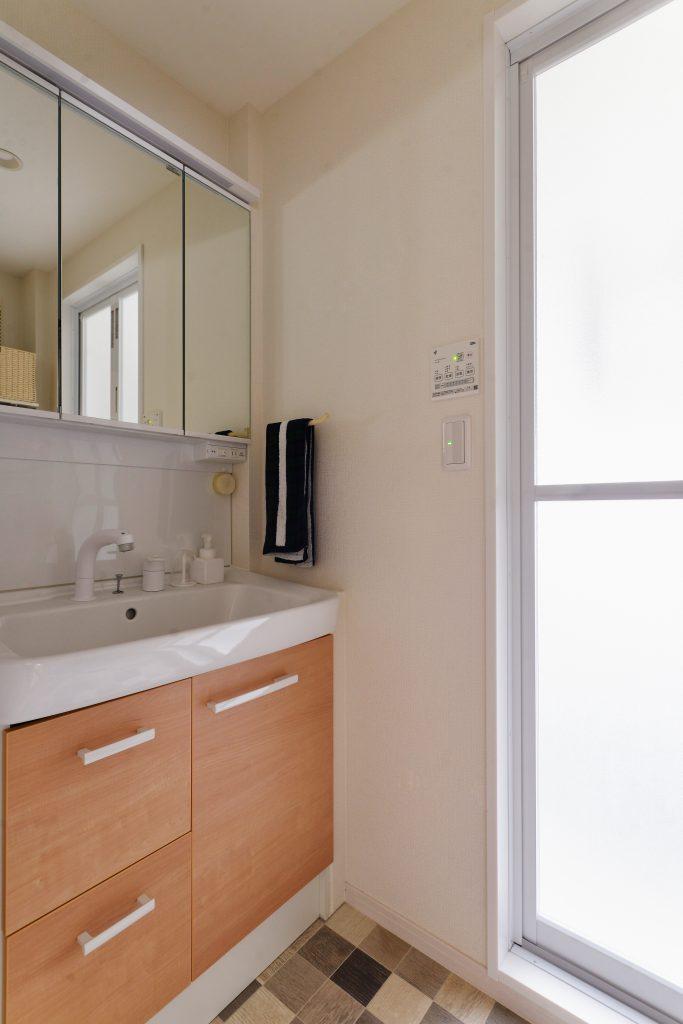 明るくきれいな洗面室。