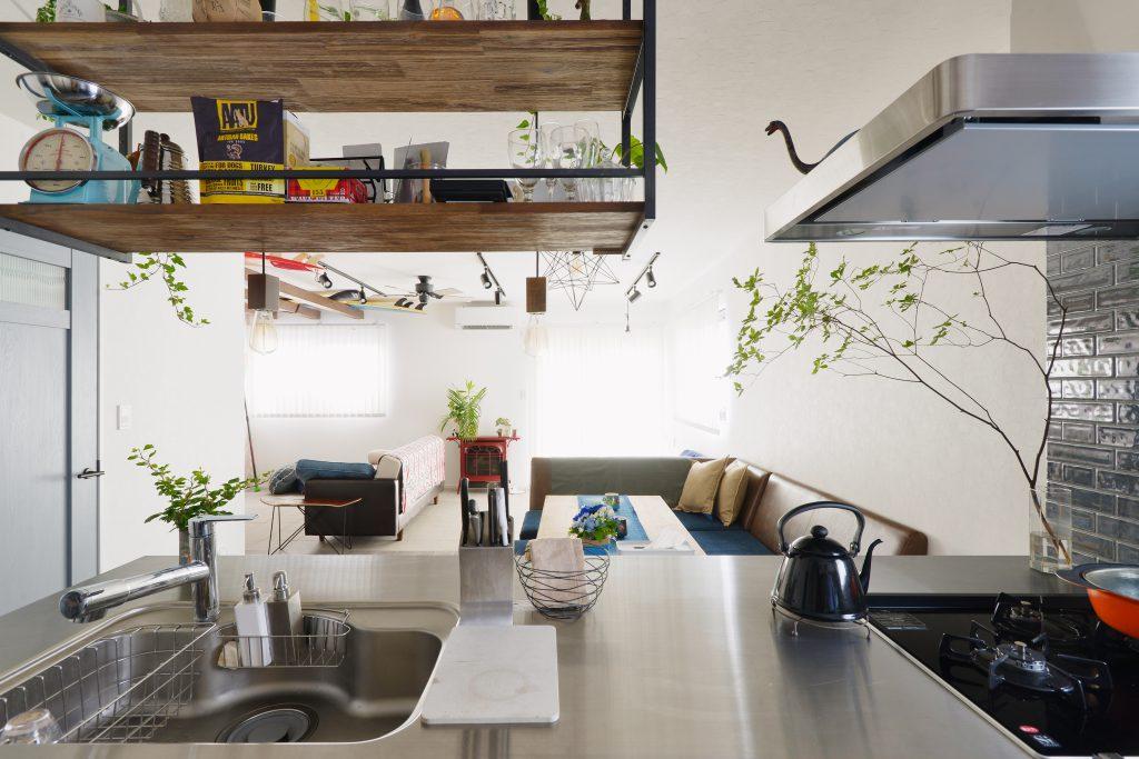 吊戸は収納兼ディスプレイスペース。こだわりの雑貨やおしゃれな調味料なども空間を飾る大切な要素です。
手元には木製のペンダントライトをつけました。