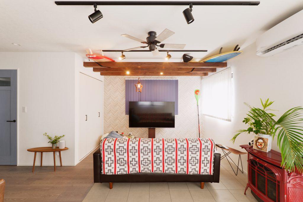 リビングにはご主人様の趣味のサーフボードを飾りながら収納できる化粧梁を設けました。