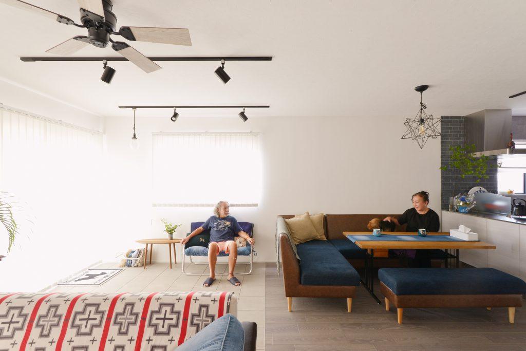 リビングの掃出し窓側の床はタイル仕上げにしました。散歩から帰ってきたわんちゃんの足がよごれててもさっと掃除しやすくなっています。