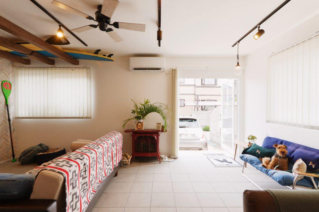 駐車場側の一番出入しやすい窓は掃出しの大開口サッシに交換。動線を改善しつつ室内に沢山の光を取り込めるようにしました。両開きの窓を全開口すれば心地よい風も室内に取り込めます。わんちゃんの散歩も出入がしやすくなり、愛犬家友達も沢山遊びにくるそうです。