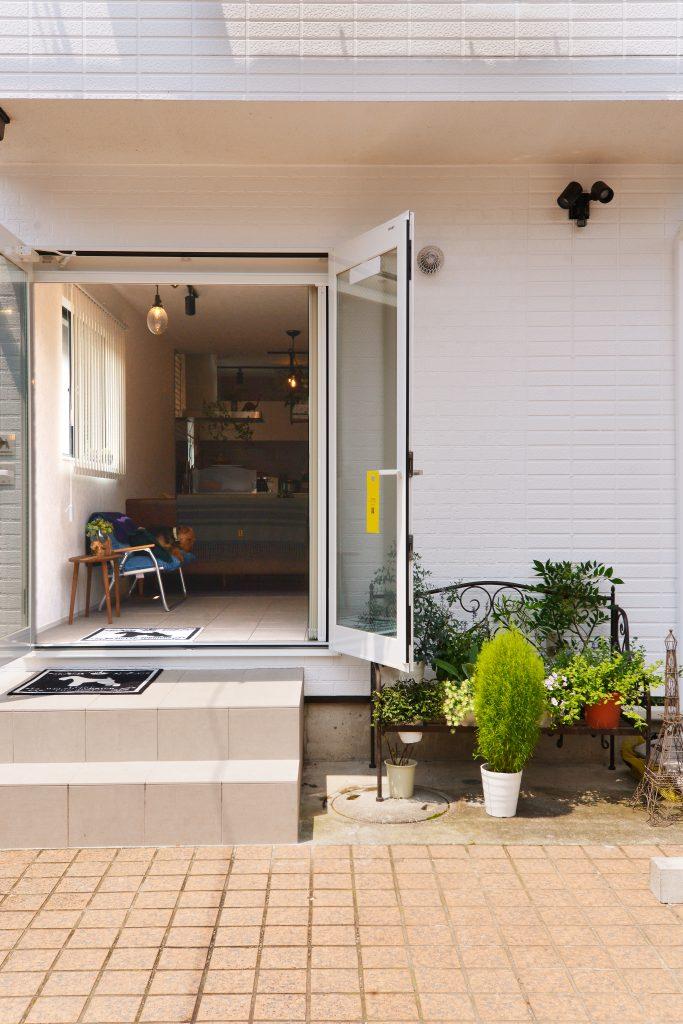 第一のお悩みだった玄関までの動線の悪さは大開口テラスサッシを付けることで改善。外側のアプローチはリビングと同じタイルで仕上げて、外と室内の繋がりを感じられるようにしています。