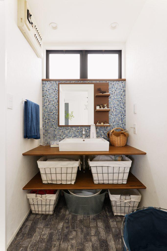 明るく清潔な雰囲気の水廻り。 費用は抑えつつ、内装でカジュアルカフェの雰囲気に仕上げました。