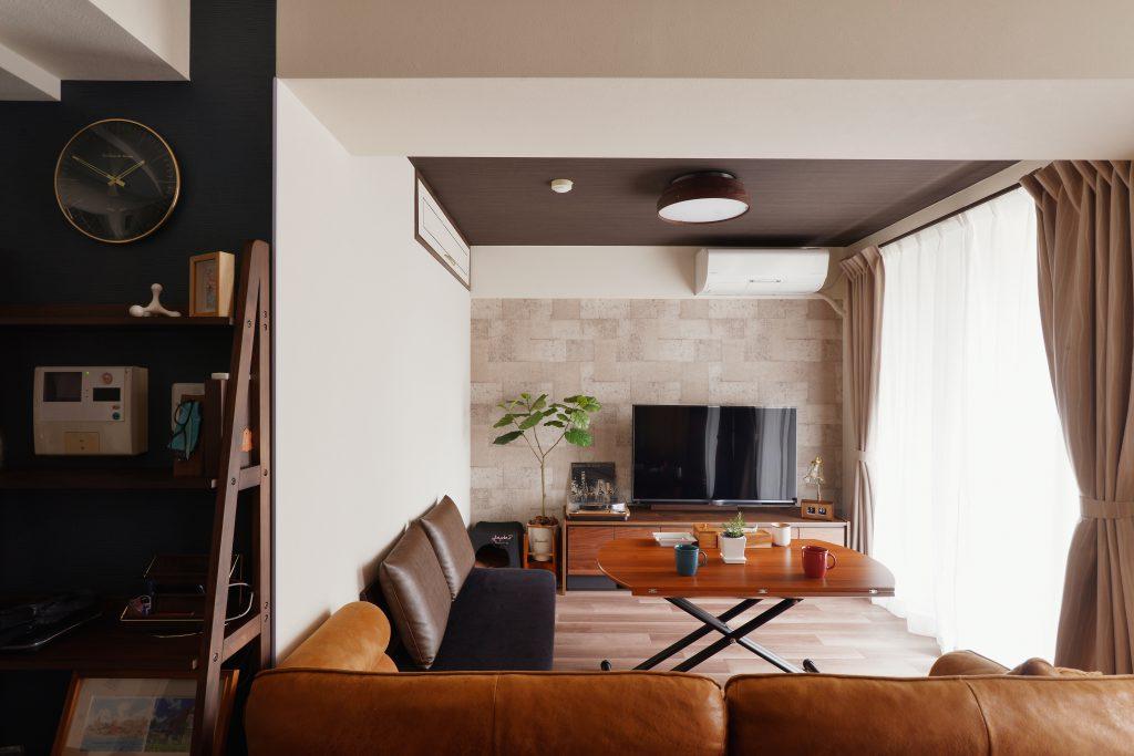 広くなったリビングにはソファを置いて友人が集まれる空間になりました。ソファでゆったりレコードを聴く時間が至福のひと時だそうです。