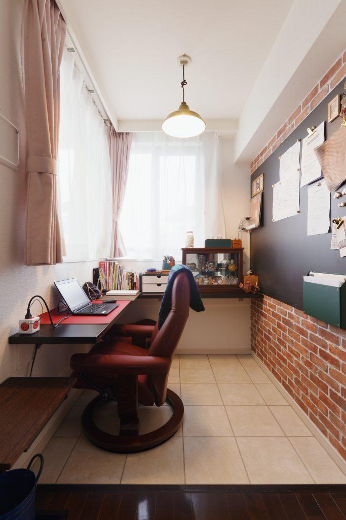 インナーテラスは書斎にアレンジ。黒板塗装のパネルを採用して書類などをマグネットで貼り付けることもできます。