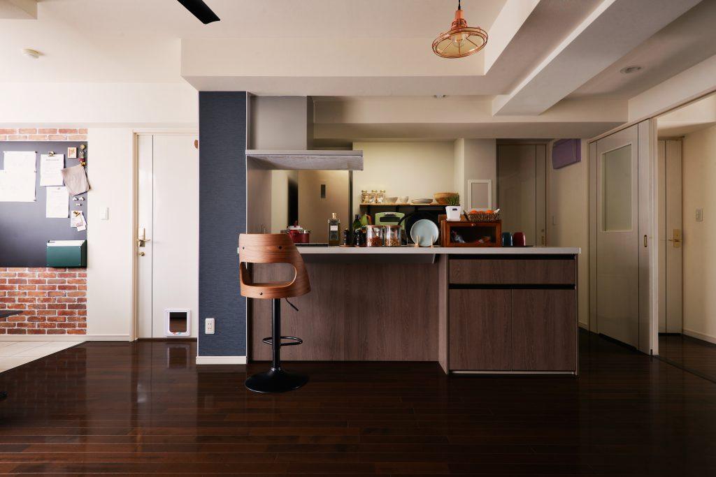 閉鎖的だったキッチンは既存の床をできるだけ活かせるような形でフラット対面のオープンキッチンに。お料理しながらお酒を飲んだり、食事が楽しめる空間になりました。