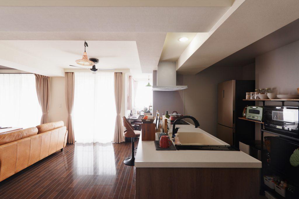 キッチンの内装はグレークロスを採用。ダークブラウンの床と合せて落ち着いた雰囲気にしています。