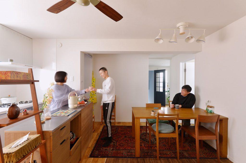 2階は増築ができないため、子世帯リビングをできるだけ広くとるために廊下部分を取り込んだ上、トイレも移動してスペースアップを図りました。