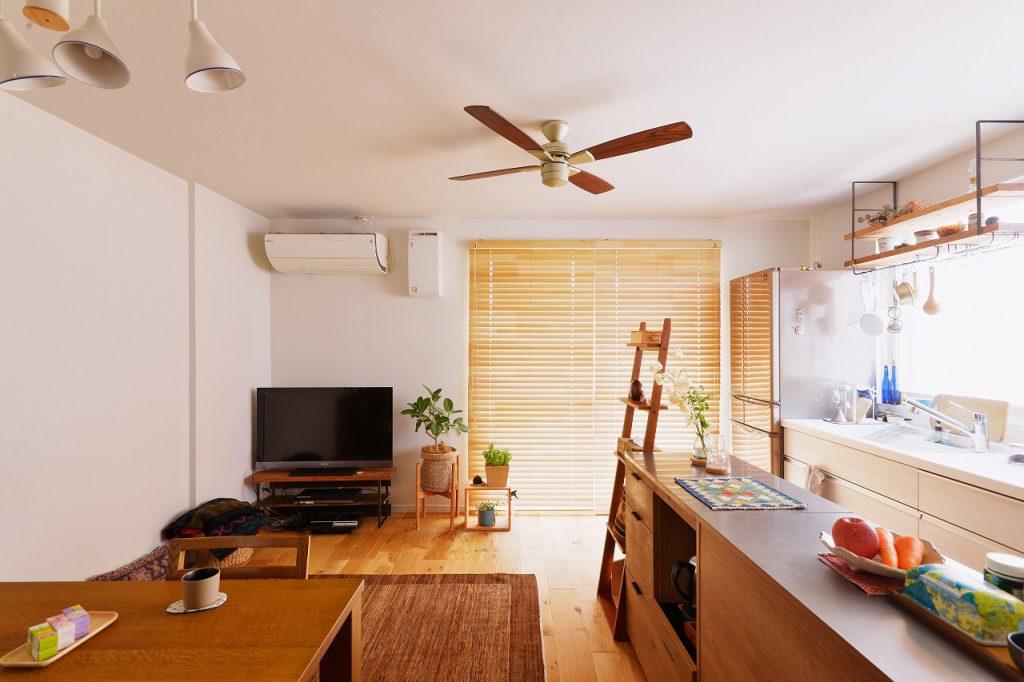 床は木目に味わいがあり手触りが抜群に良い オークの引き板フローリングを採用。メンテナンスフリーで快適に過ごせます。