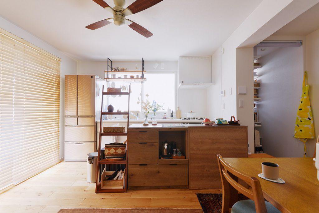 大きな窓を活かしたいかしたキッチンはとても明るく暖かな空間。ダイニング側にカウンター収納を設けて作業スペースも確保しました。キッチン横にはパントリースペースも。